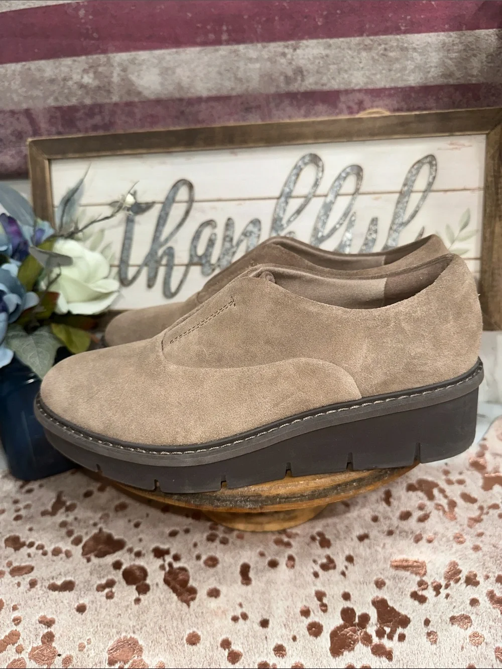 Clarks suede slip